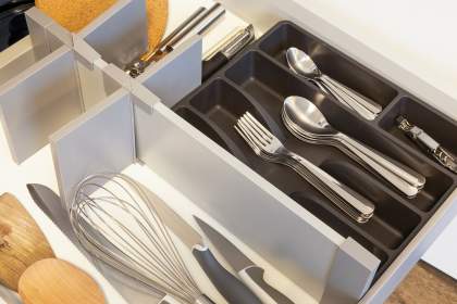 Tiroir de cuisine, couverts et ustensiles rangés, équipement complet pour un séjour dans la résidence hôtelière de Husseren 