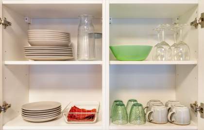 Vaisselle et verrerie dans les placards d’un appart-hôtel avec équipements complets pour un séjour autonome près de Colmar, en Alsace