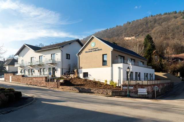 Hauptgebäude des Aparthotels Les Appartements Husseren Collections mit zeitgenössischer Architektur am Fuße der Hügel in der Nähe von Colmar im Elsass