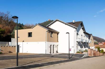 Außenfassade des Aparthotels Les Appartements Husseren Collections mit modernen Gebäuden und Balkonen in der Nähe von Colmar im Elsass