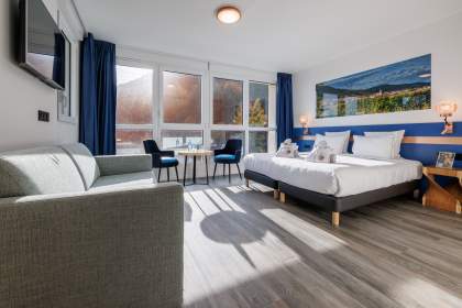 Zimmerblick im Hôtel Husseren Collections, großes Bett, Wohnbereich