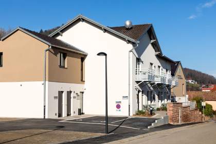 Façade extérieure des Appartements Husseren Collections 4 étoiles avec bâtiments modernes, balcons et accès piéton en environnement résidentiel