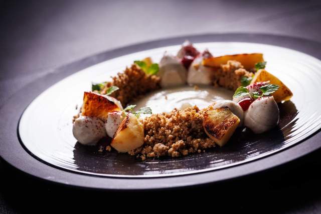 Gourmet-Teller mit gebratenen Jakobsmuscheln, Gemüse und raffinierter Sauce, kulinarisches Erlebnis in der Nähe von Colmar im Elsass