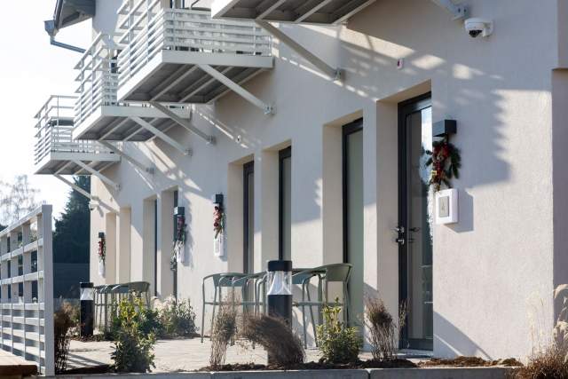 Individuelle Eingänge eines Aparthotels mit Terrassen und Außentreppen bei den Appartements Husseren Collections in der Nähe von Colmar im Elsass