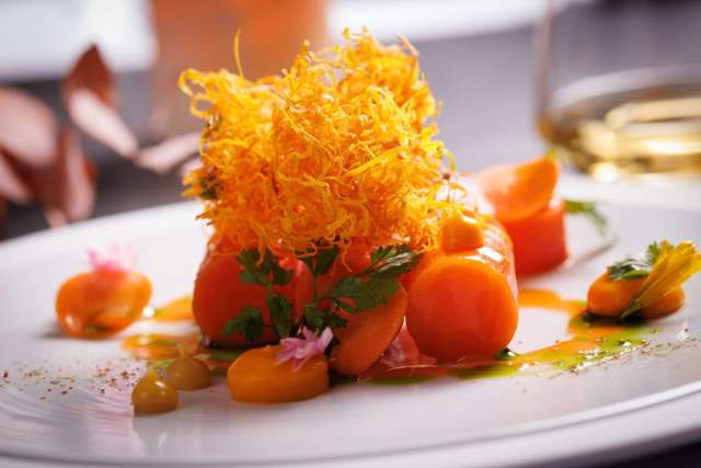 Gourmet-Teller mit buntem Gemüse und raffinierter Präsentation, ein kulinarisches Erlebnis in der Nähe von Colmar im Elsass