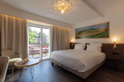 Fassade des 3-Sterne-Hotels La Vallée Noble mit Terrasse und Steg, im Herzen der elsässischen Natur in der Nähe von Colmar gelegen