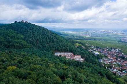 Vue aérienne de l’appart-hôtel Les Appartements Husseren Collections niché au cœur des collines boisées près de Colmar, en Alsace